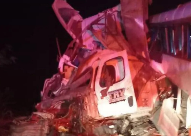 Choque entre autobús y tráiler deja cuatro muertos en Nayarit