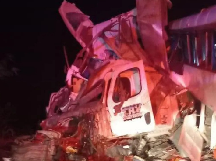 Choque entre autobús y tráiler deja cuatro muertos en Nayarit