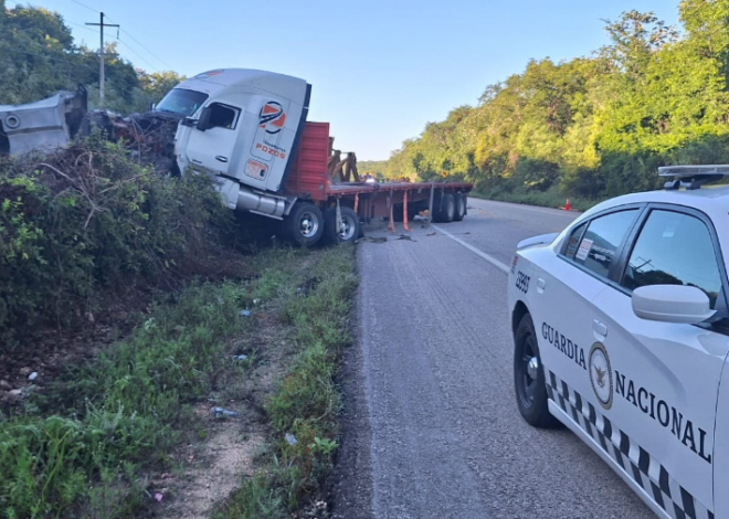 Tráiler pierde el control y bloquea parcialmente la carretera 307
