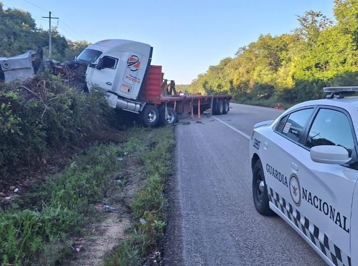 Tráiler pierde el control y bloquea parcialmente la carretera 307