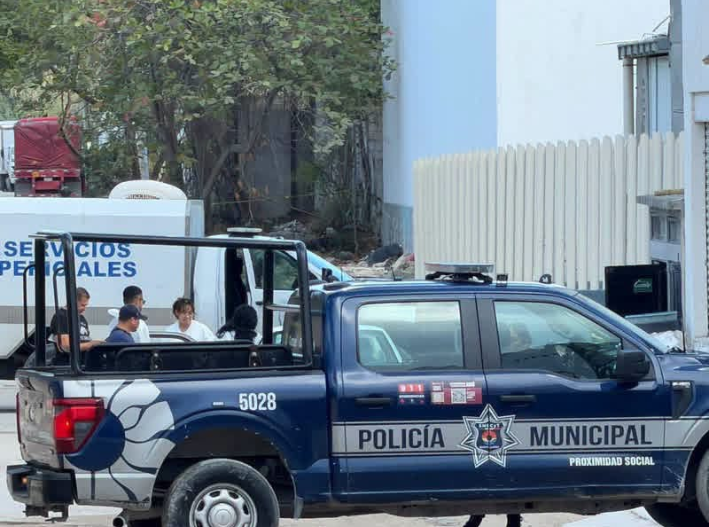Asesinan a taxista en Bonfil; lo encuentran muerto dentro de su unidad