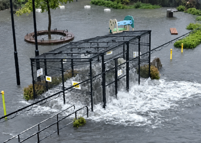 Lluvia récord colapsa Nagoya; agua brota a presión de las alcantarillas
