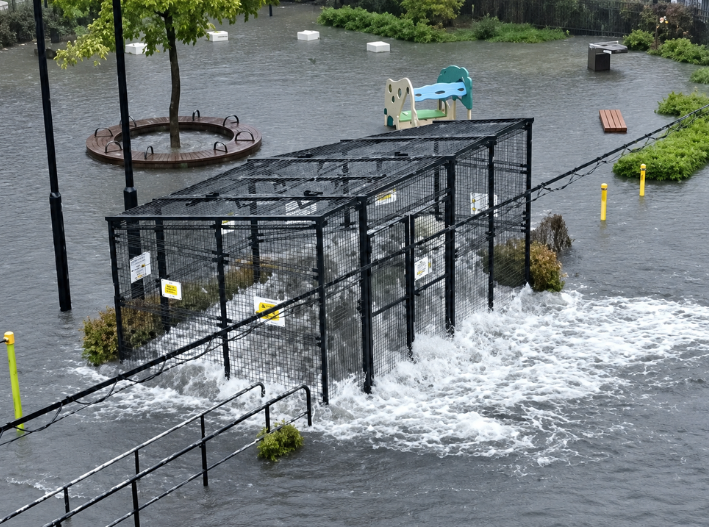 Lluvia récord colapsa Nagoya; agua brota a presión de las alcantarillas
