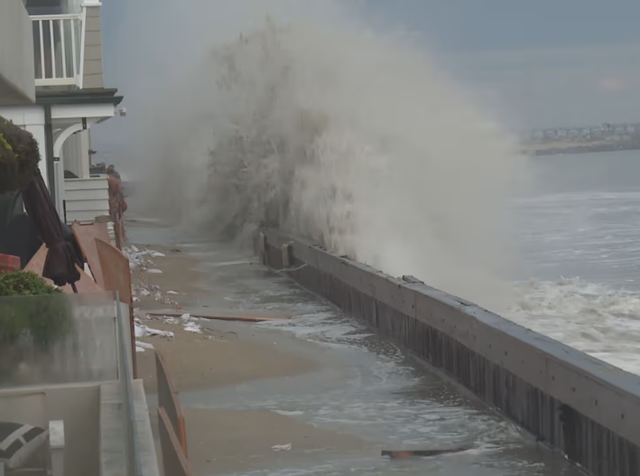 Olas gigantes golpean Long Beach y obligan a evacuar viviendas en California