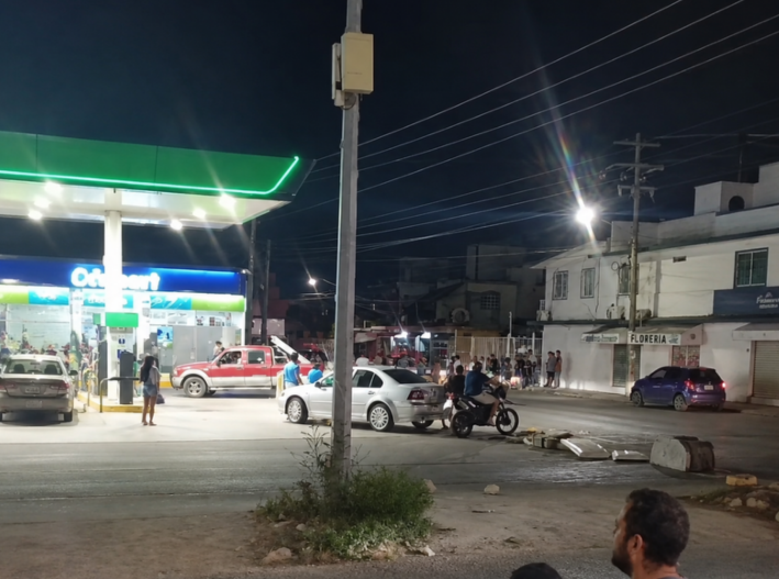 Apagones desatan bloqueos nocturnos en Cancún