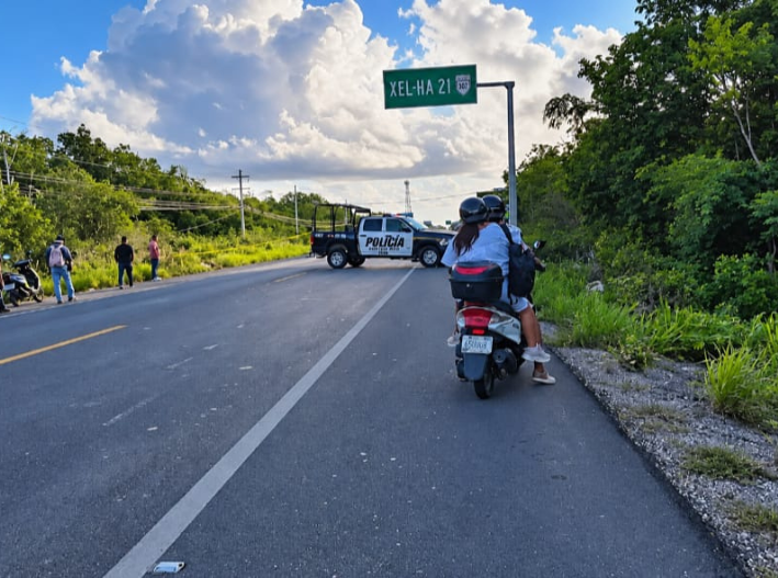 Mujer muere tras caer de su moto y ser atropellada en la carretera de Tulum