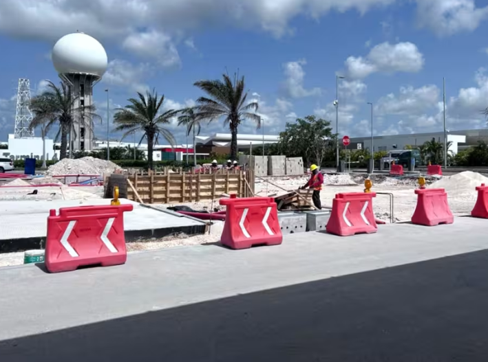 Obras complican accesos al aeropuerto de Cancún y duplican el tiempo de traslado