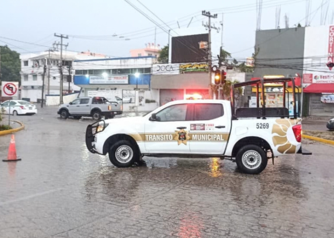 Lluvias activan vigilancia vial en Cancún; monitorean encharcamientos y semáforos