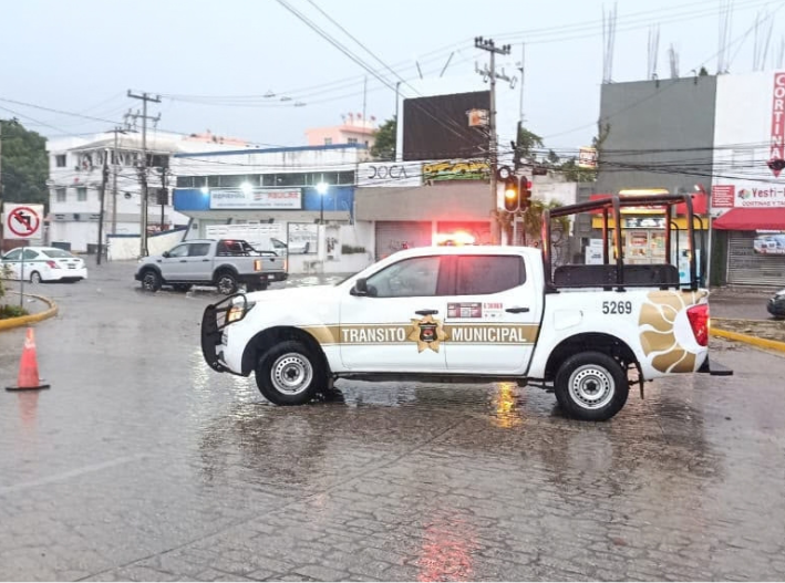 Lluvias activan vigilancia vial en Cancún; monitorean encharcamientos y semáforos