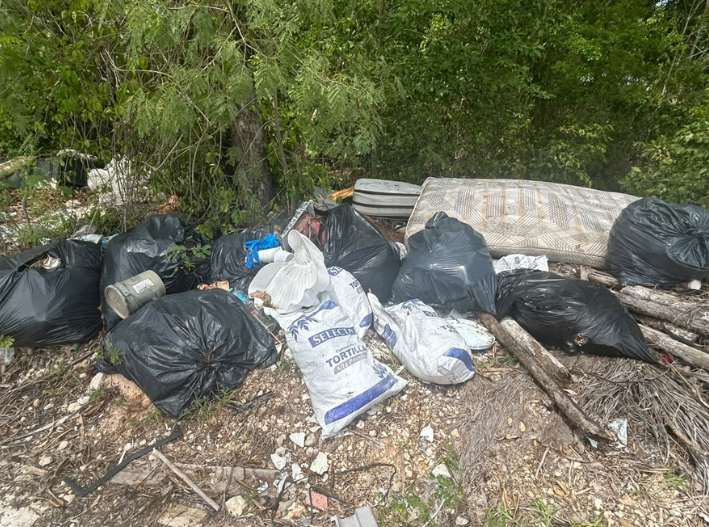 Vecinos denuncian tiradero clandestino y alcantarilla abierta en la Supermanzana 510 de Cancún