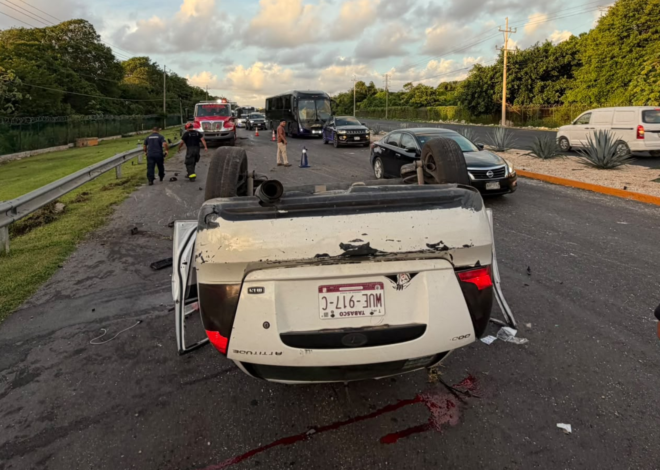Dos vehículos vuelcan tras choque en la carretera 307 de Tulum