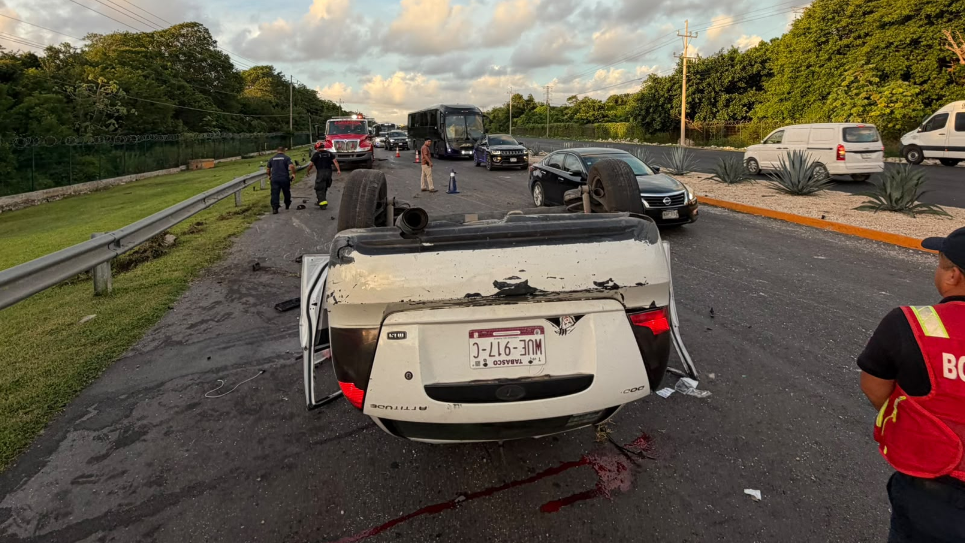 Dos vehículos vuelcan tras choque en la carretera 307 de Tulum