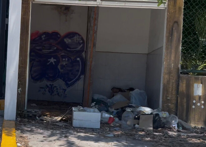 Avenida Rodrigo Gómez de Cancún entre basura y alcantarillas abiertas