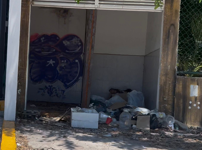 Avenida Rodrigo Gómez de Cancún entre basura y alcantarillas abiertas