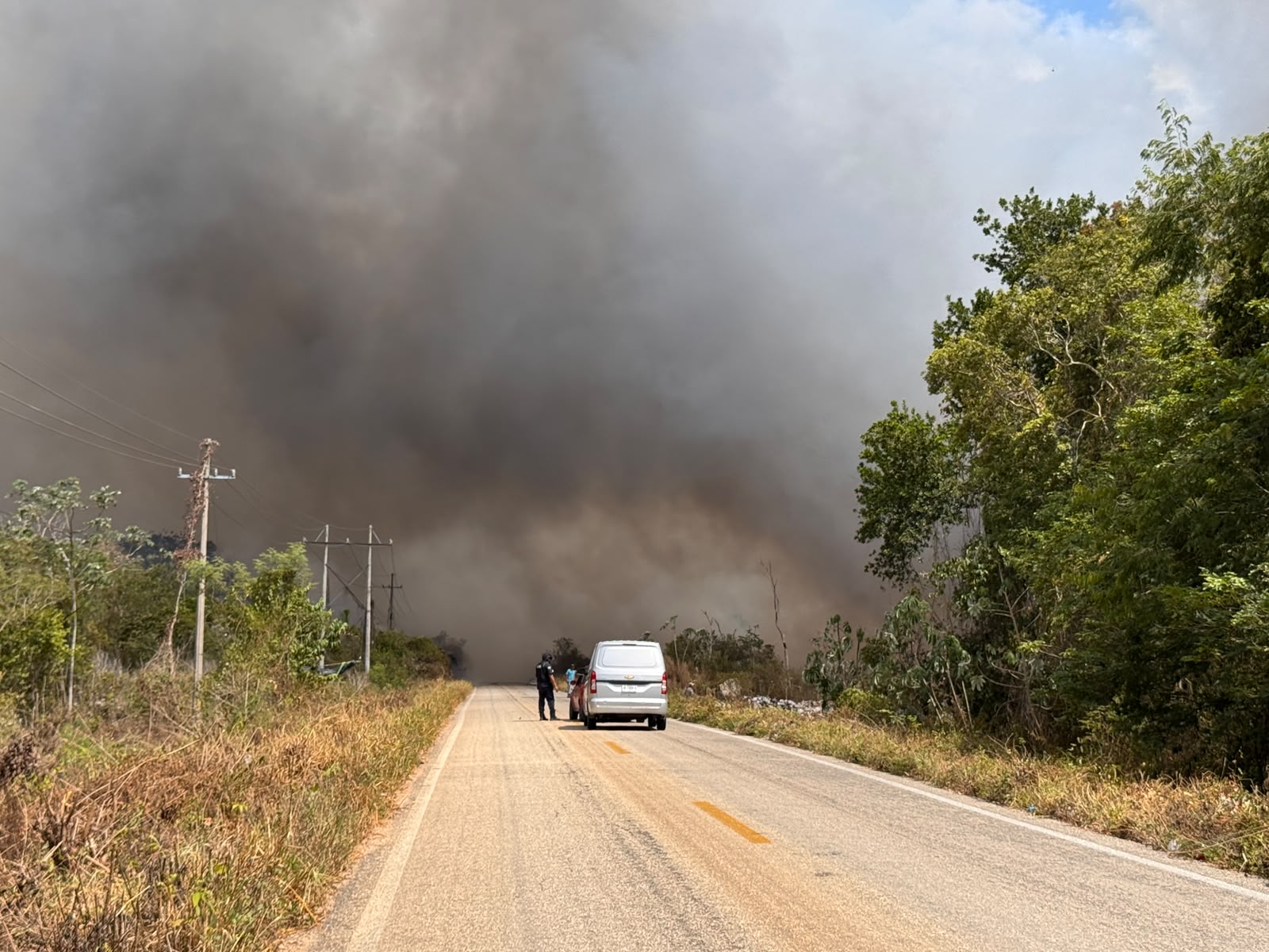 Incendio complica paso en carretera de Felipe Carrillo Puerto
