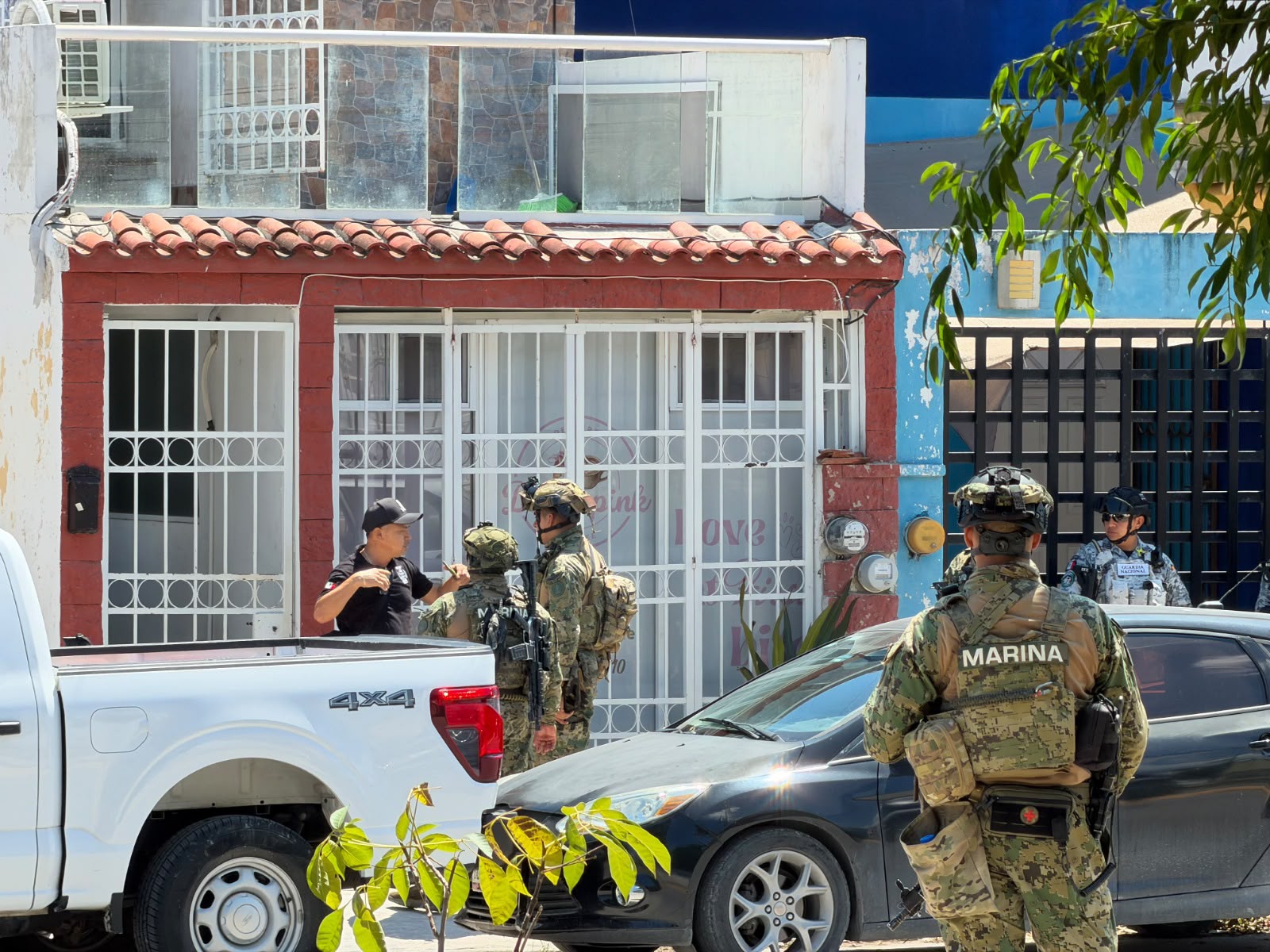 Catean dos viviendas en Cancún en operativo contra el narcomenudeo