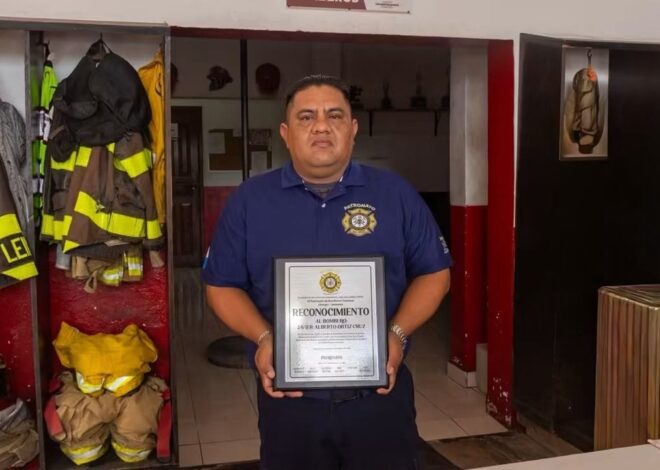 Bombero frustra asalto a abuelo y es aclamado como héroe en Cozumel