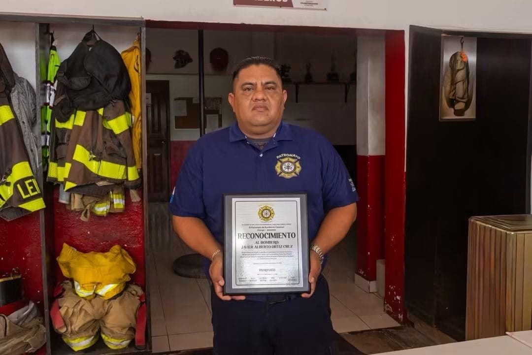 Bombero frustra asalto a abuelo y es aclamado como héroe en Cozumel