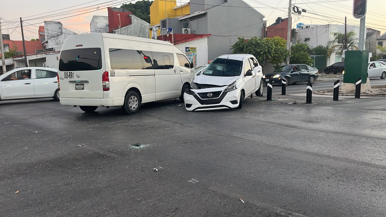 Fuerte accidente en avenida Kabah de Cancún