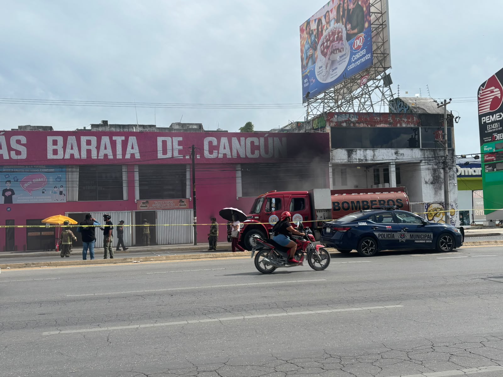 ¡Arde “Qué Guay” en Cancún! Bomberos controlan incendio