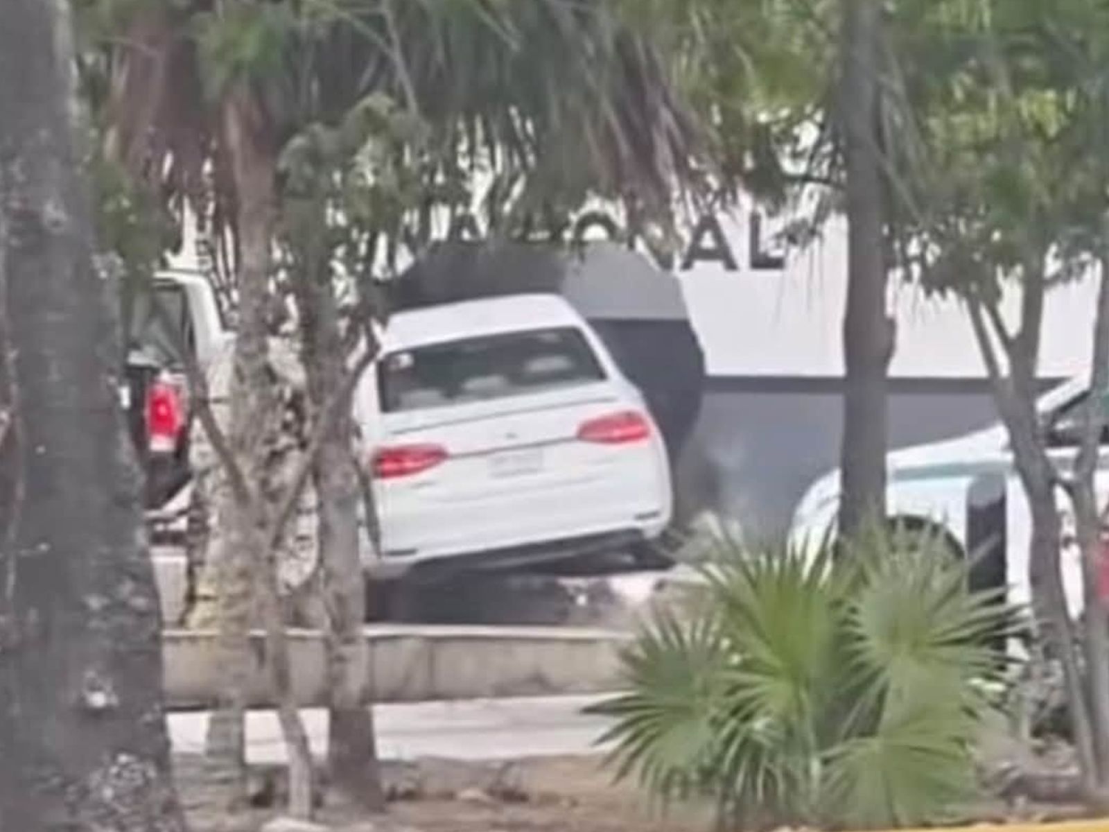 Persecución en Cancún termina con choque en la barda de la Guardia Nacional
