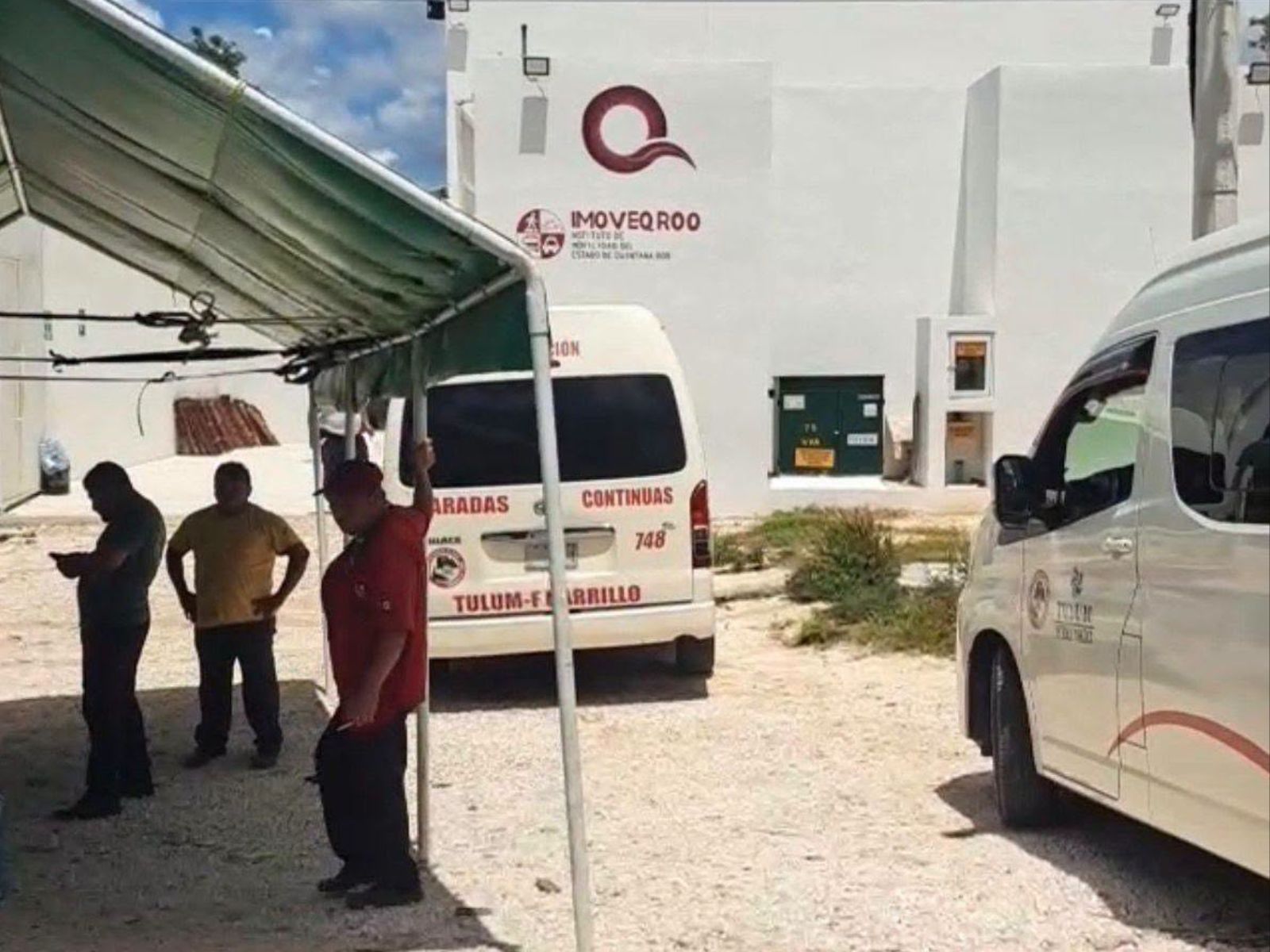 Taxistas de Tulum se plantan en Imoveqroo por invasión de rutas