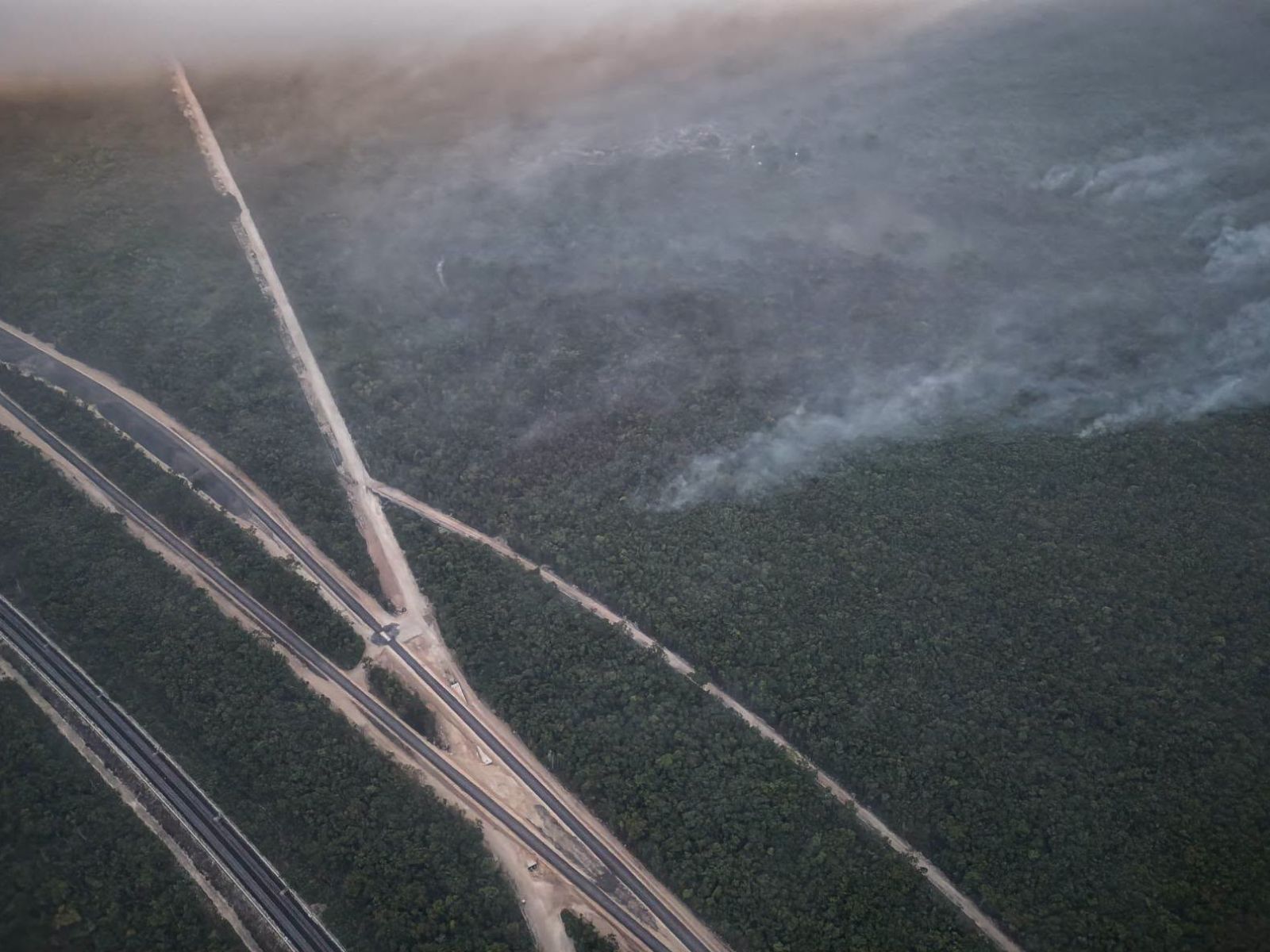 Coordinan operativo térmico por aire y tierra ante incendio en Benito Juárez