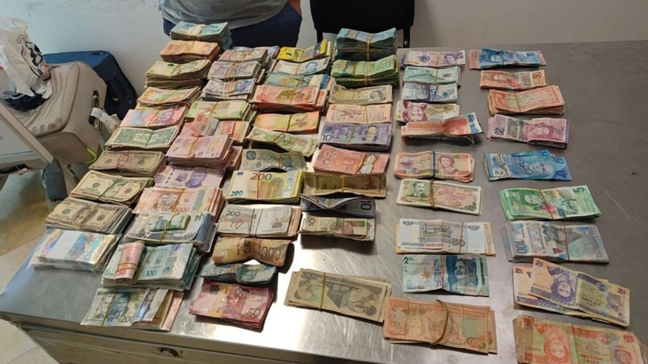 ¡Maleta cargada de divisas! Aseguran fortuna en el aeropuerto de Cancún