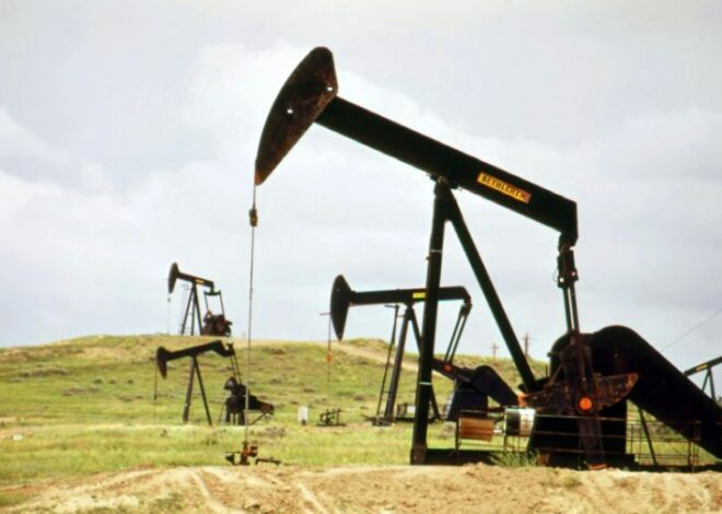 Petróleo supera 114 dólares por barril tras escalada del conflicto en Irán