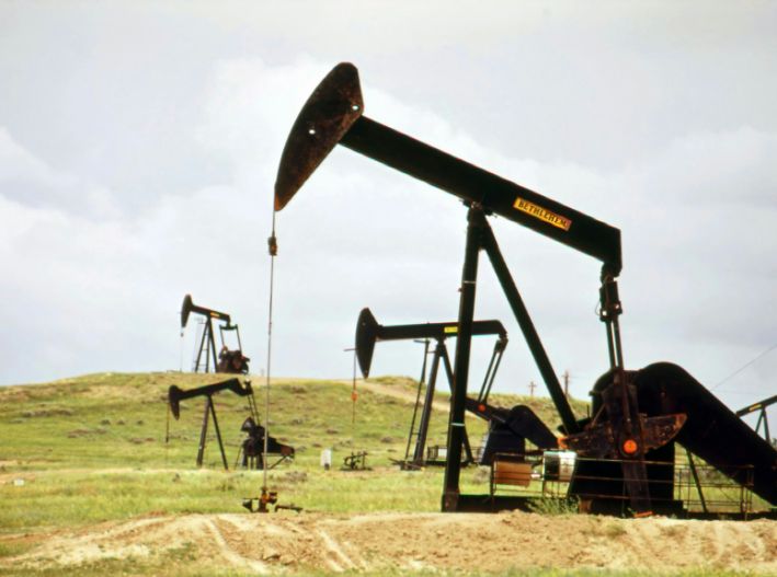 Petróleo supera 114 dólares por barril tras escalada del conflicto en Irán