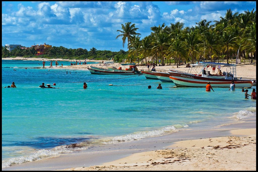 Cancún comienza a recuperar sus playas: disminuye el recale de sargazo