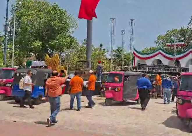 Mototaxistas toman la Plaza de la Reforma en Cancún; exigen diálogo con las autoridades