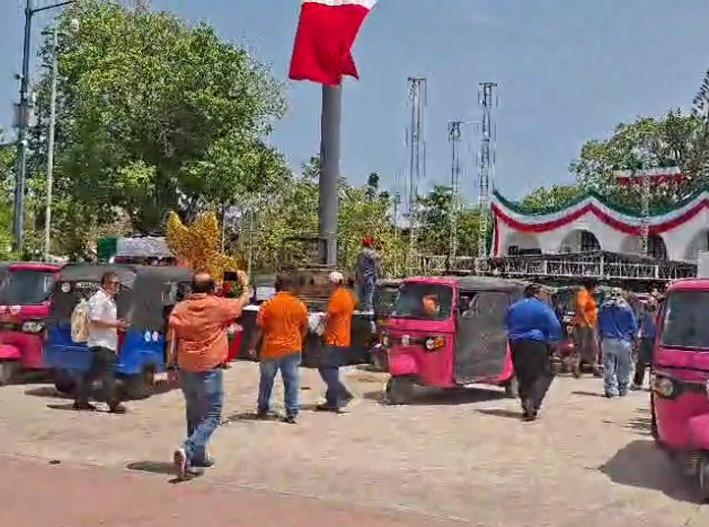Mototaxistas toman la Plaza de la Reforma en Cancún; exigen diálogo con las autoridades