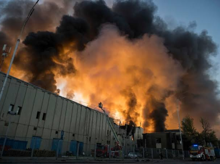 Rusia rompe tregua aérea y vuelve a bombardear Kiev; reportan cinco muertos