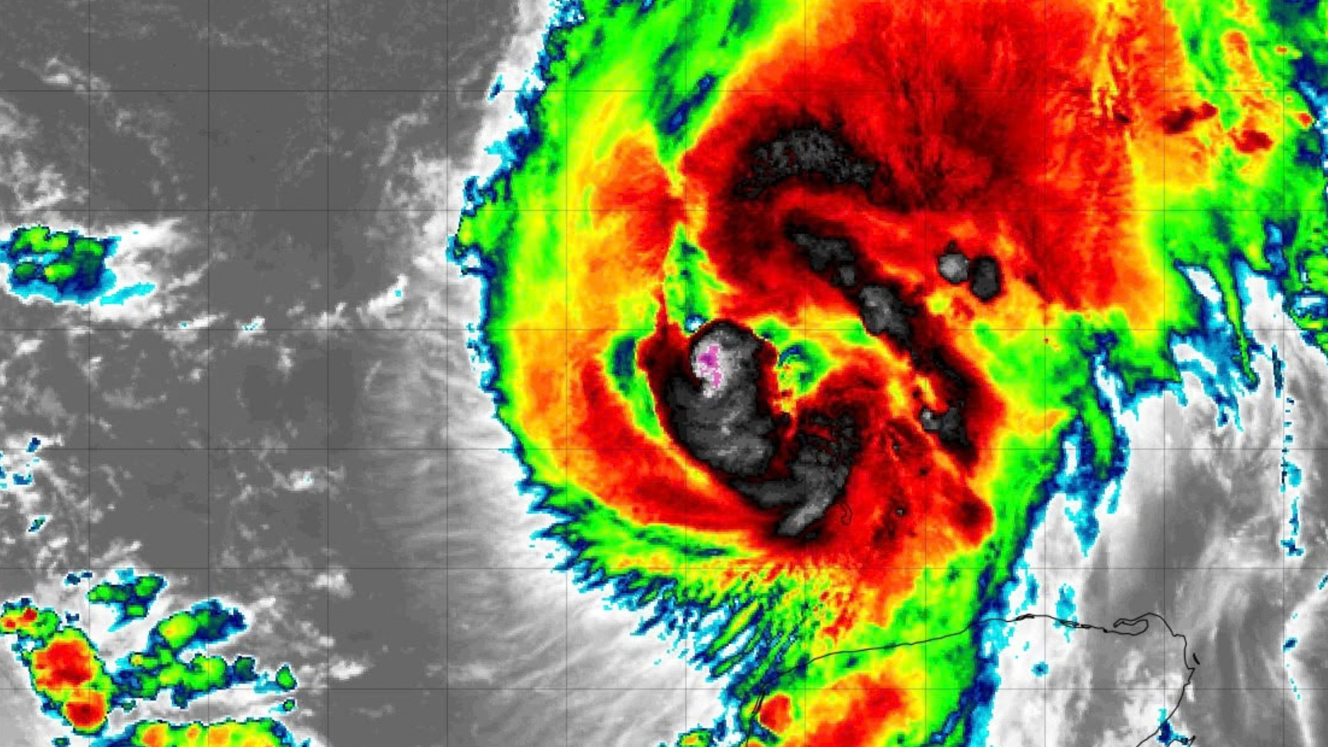 Isaias gana fuerza y mantiene lluvias en Quintana Roo