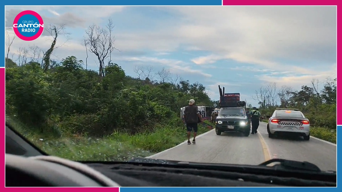 Vuelca segundo tráiler con pollos en dos días en Quintana Roo