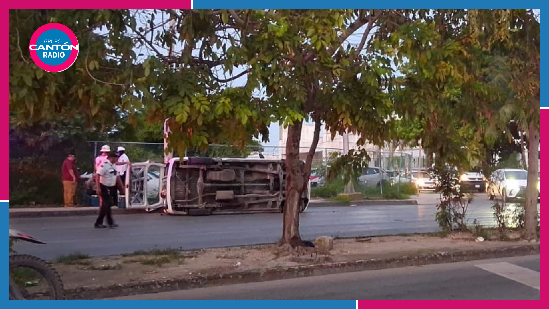 Camioneta vuelca tras chocar en la avenida Kabah de Cancún; conductor se voló el alto