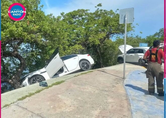 Auto deportivo cae al manglar tras choque en la Zona Hotelera de Cancún