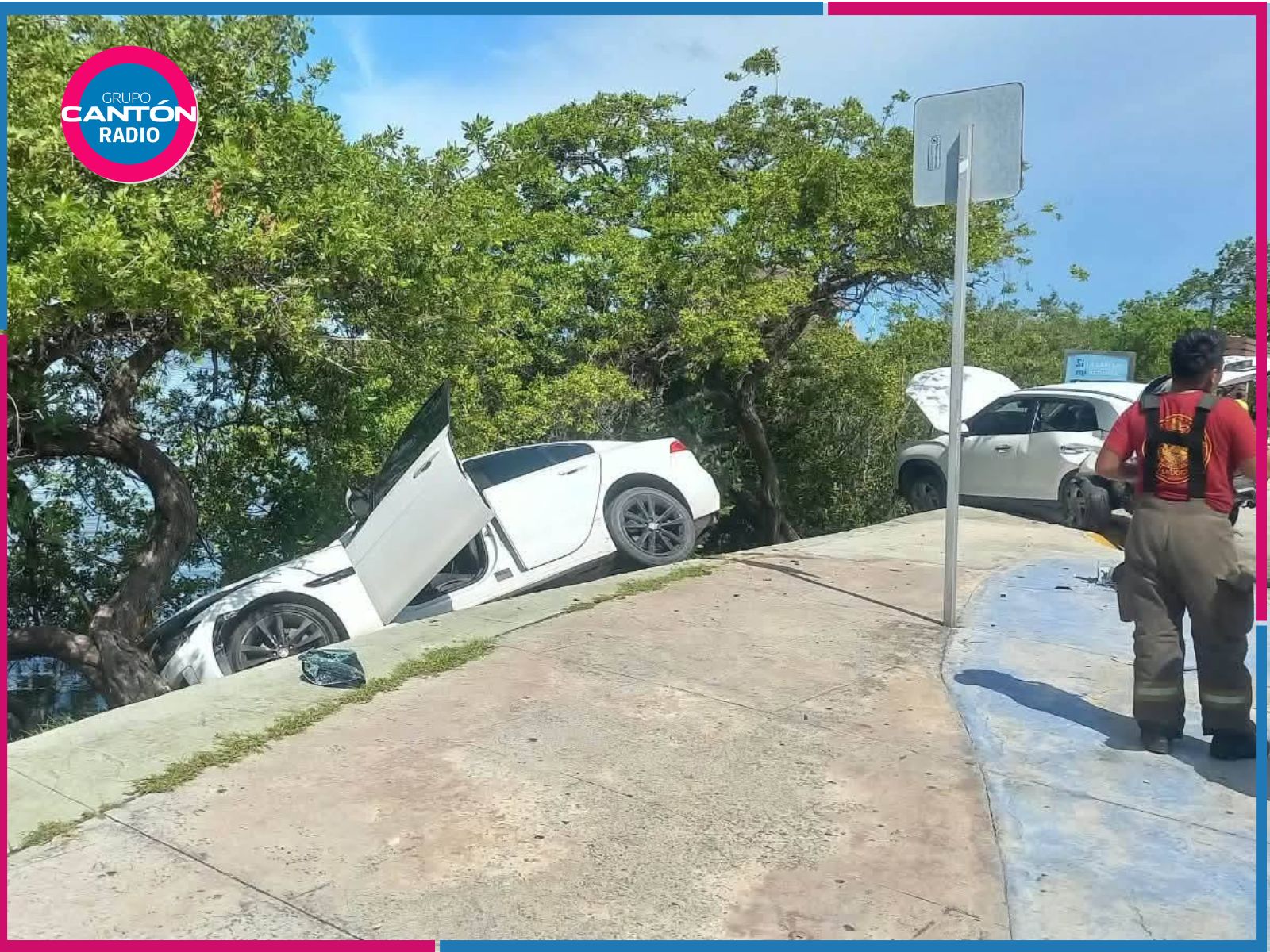 Auto deportivo cae al manglar tras choque en la Zona Hotelera de Cancún