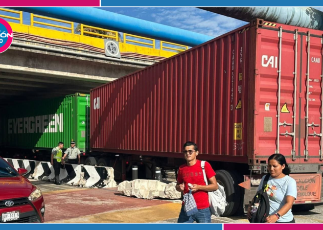 Tráiler queda atorado frente a la UT Cancún y provoca caos vial