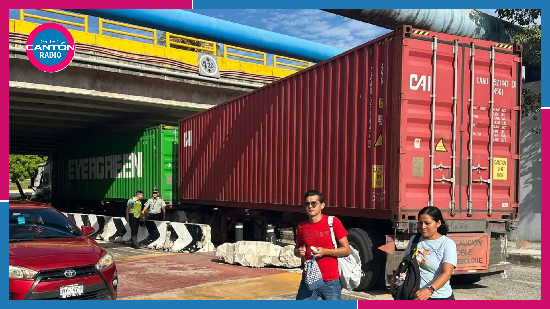 Tráiler queda atorado frente a la UT Cancún y provoca caos vial